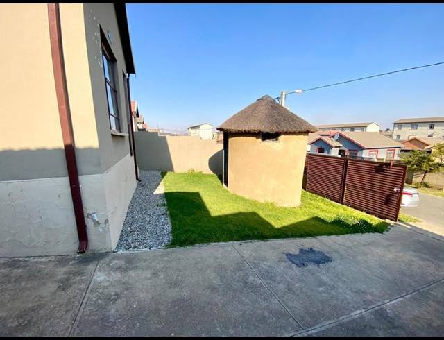 2 BEDROOM PROPERTY TO RENT IN FLEURHOF
